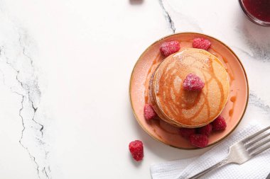 Beyaz mermer arka planda ahududulu lezzetli gözleme tabağı