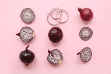 Pembe arka planda taze kırmızı soğanlar