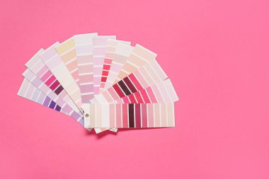 Pembe arkaplanda birçok renk paleti, üst görünüm