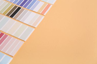 Bej arkaplanda birçok renk paleti