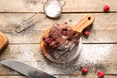 Tahtada ahududulu çikolatalı browni var.