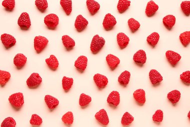 Pembe arka planda bir sürü taze ahududu