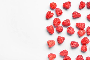 Mavi arka planda bir sürü taze ahududu