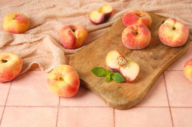 Tahta tahta tahta, şeftalili ve nane şekerli pembe fayanslı.