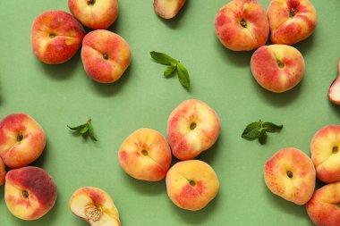 Yeşil arka planda tatlı incir şeftalileri ve nane şekeri