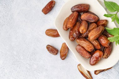 Açık arkaplanda kurumuş tarihli kase