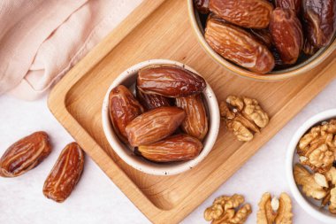 Kurumuş kase ve arka planda fındık.