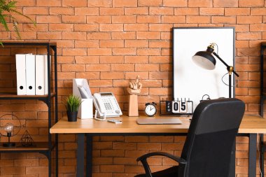 Ofisin içinde telefonu olan modern bir işyeri