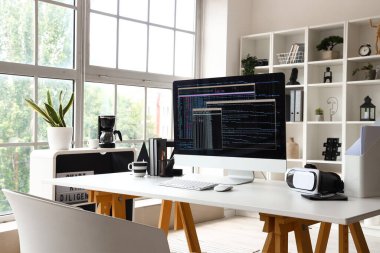 Ofisteki iş yerinde programlama kodlu bilgisayar monitörü