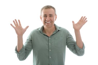 Beyaz arka planda şaşırmış olgun bir adamın portresi