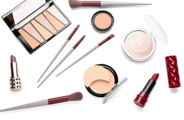 Beyaz arkaplanda farklı dekoratif kozmetik setleri