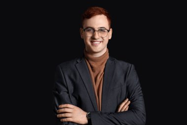 Siyah geçmişi olan genç bir işletme sahibi.