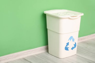 Yeşil duvarın yanındaki çöp konteynırı. Geri dönüşüm kavramı