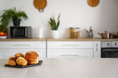 Modern mutfakta farklı hamur işleri olan ahşap tahta bir masa.