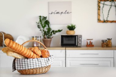 Mutfaktaki masada lezzetli ekmeği olan hasır sepet.