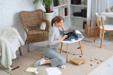 Evdeki klasik daktiloda yazan kadın yazar