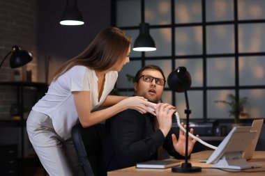 İş kadını, gece ofiste erkek arkadaşını telefonla baştan çıkarıyor. Taciz konsepti