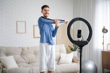 Spor düşkünü erkek blogcu eğitimi ve evde video kaydı.