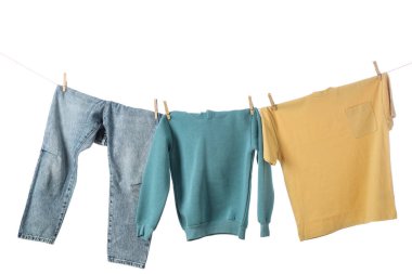 Beyaz arka planda ipte asılı şık temiz kıyafetler.