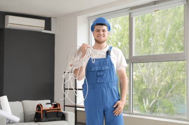 Odasında dinleme cihazı olan bir erkek müteahhit.