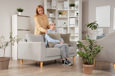 Psikologların ofisinde yastıklı üzgün genç kız.