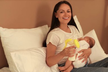 Anne gece bebeğini emziriyor.