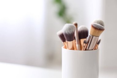 Evde makyaj fırçalı tutucu, yakın plan.