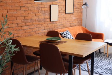 Işıl ışıl bir yemek odası ve rahat bir kanepe.