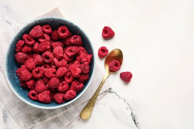 Beyaz arka planda kurutulmuş ahududu kasesi