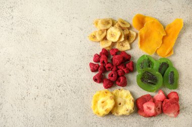 Beyaz arka planda farklı susuz meyve ve meyveler.