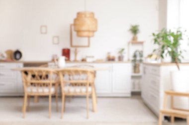 Modern mutfakta sandalyeli yemek masası. Bulanık görünüm