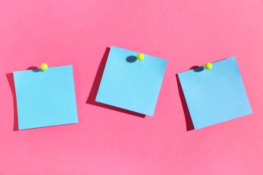 Pembe arka planda mavi kağıt notlar
