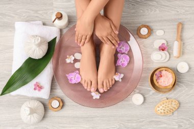 Spa salonundaki kadın pedikür yaptırıyor.