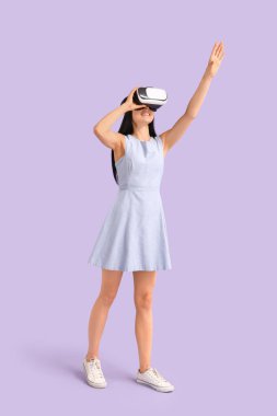 Leylak arkaplanda gözlüklü genç bir kadın.