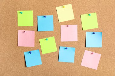 Arkaplan olarak mantar tahtadaki farklı boş yapışkan notlar
