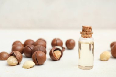 Işık masasında bir şişe macadamia yağı, yakın plan.