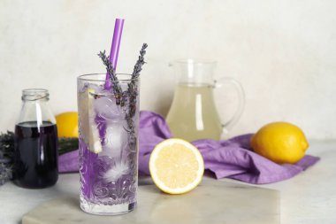 Bir bardak soğuk lavantalı limonata, limon ve şurup.