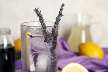 Hafif arka planda çiçekli soğuk lavantalı limonata, yakın plan.