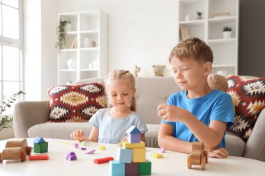 Masada plastikten heykel yapan şirin çocuklar.