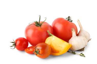Farklı taze domates ve beyaz arka planda sarımsak.