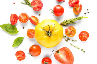 Beyaz arka planda fesleğen, biberiye ve biberiyeli farklı taze domatesler.