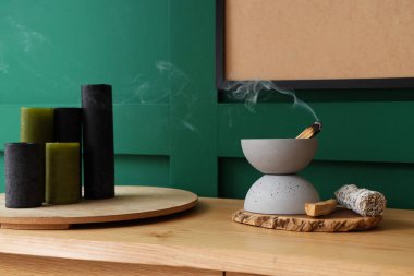 Palo Santo ile bovling oynayın ve tütsü odanızda, yakın plan.