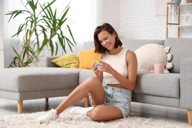 Evinde ilaç organizatörü olan güzel bir genç kadın.