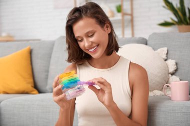 Evinde ilaç organizatörü olan güzel bir genç kadın.