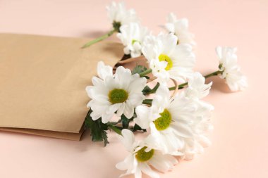 Kağıt alışveriş torbası ve güzel papatya çiçekli kompozisyon