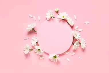 Boş kartlı kompozisyon ve pembe arka planda güzel papatya çiçekleri.