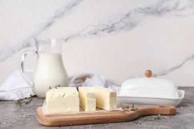 Ahşap tahta tahtada taze tereyağı ve süt var.