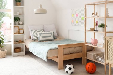 Yatak ve raf üniteleri olan bir gencin odası.