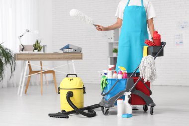 Hamal, elektrikli süpürge ve temizlik malzemeleri.