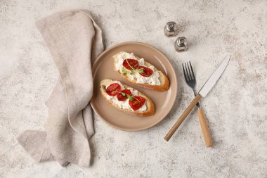Beyaz arka planda ricotta soslu lezzetli domates bruschetta.